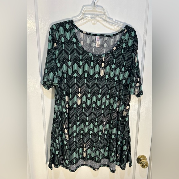 LuLaRoe Tops - LuLaRoe Women's Large Music Tunic Blouse Green Crystal Pattern Short Sleeve